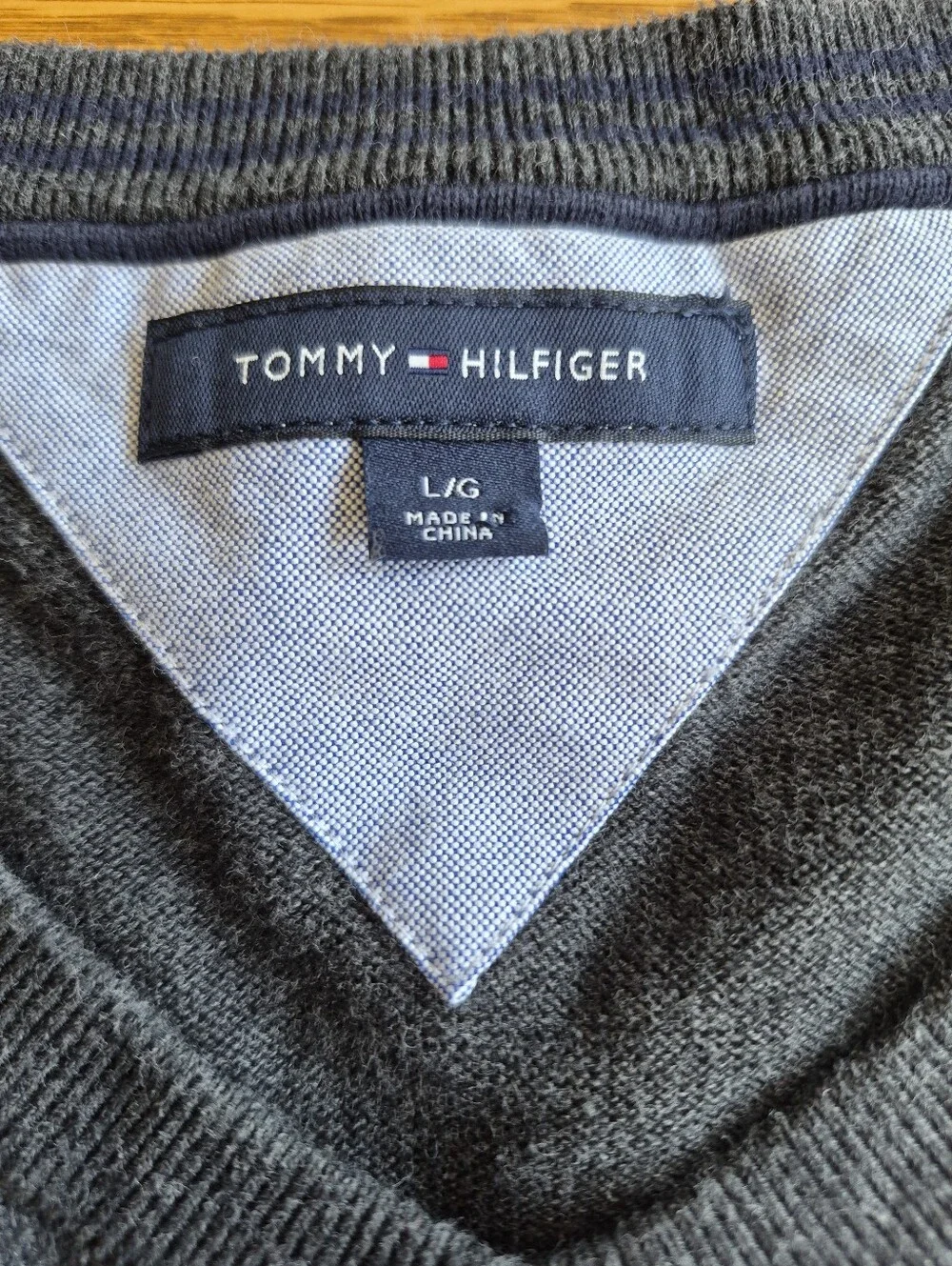 Tommy Hilfiger Men's Size Large Gray V-Neck Soft Pima Cotton Sweater Preppy Cozy